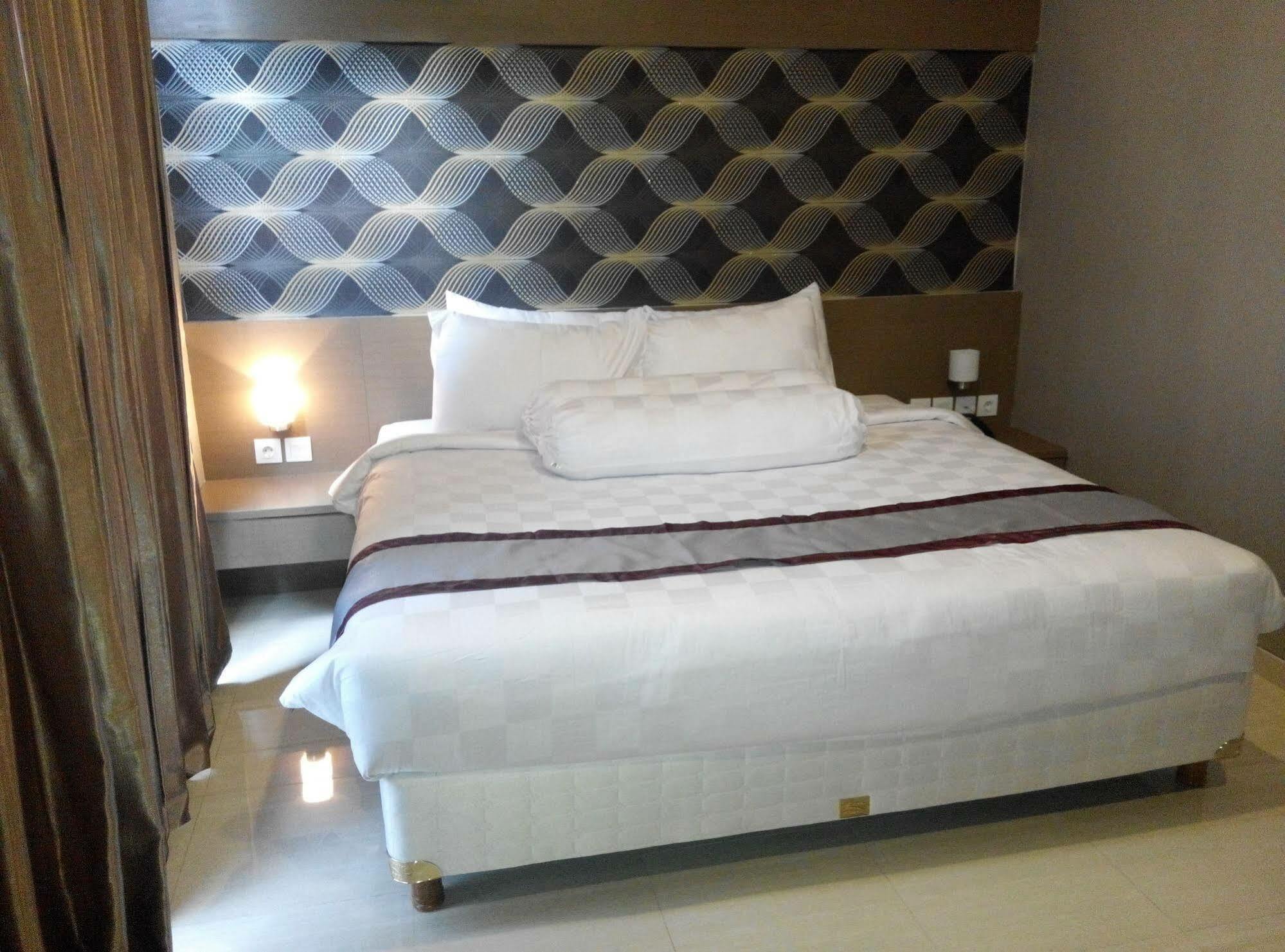 Viva Hotel Kediri, Azana Hotels Collection Kediri  Dış mekan fotoğraf