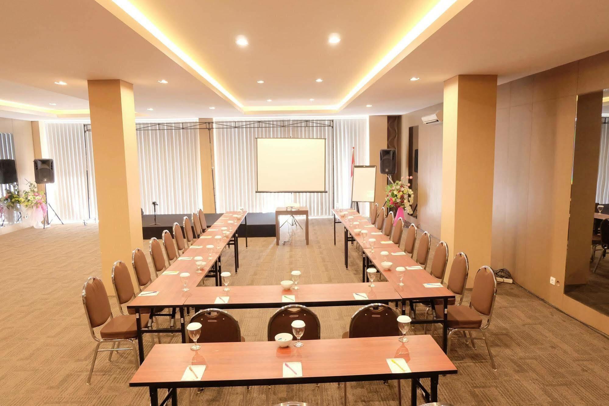 Viva Hotel Kediri, Azana Hotels Collection Kediri  Dış mekan fotoğraf